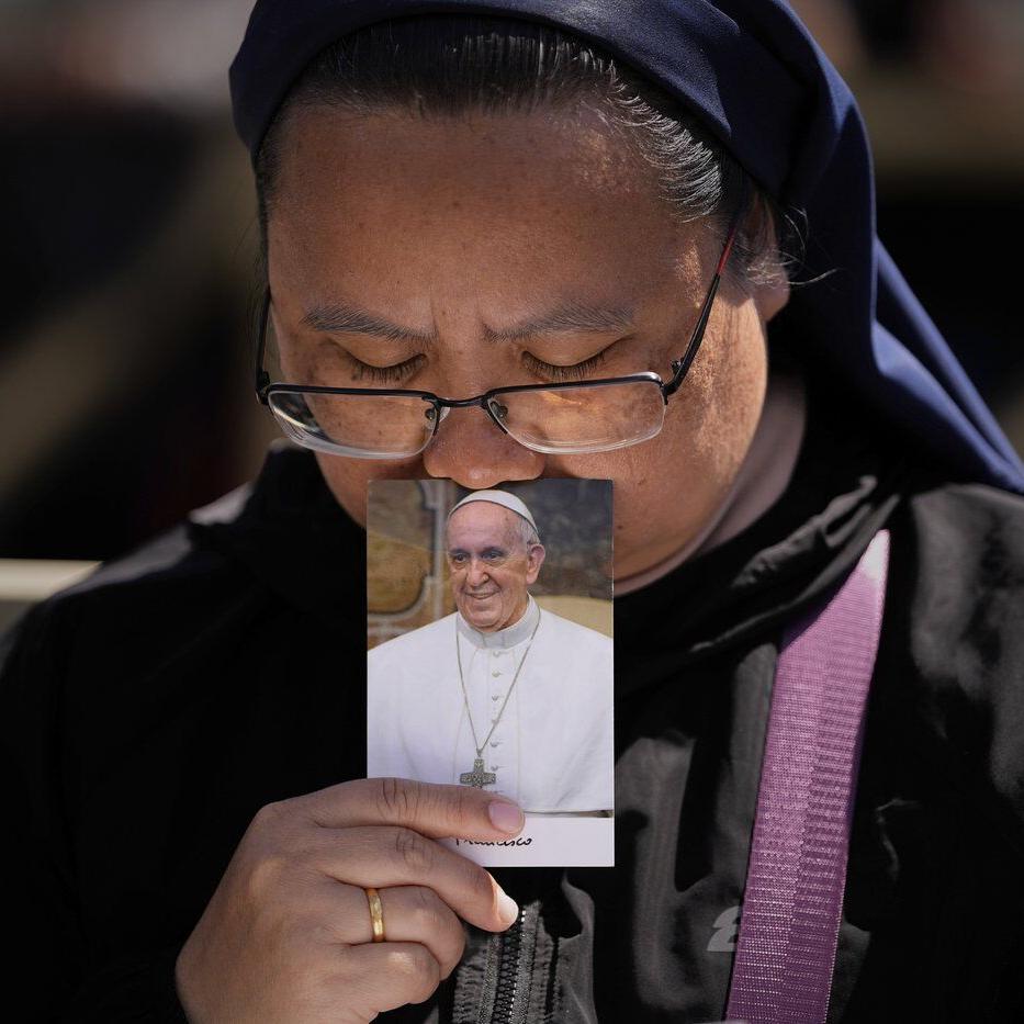 PHOTO COLLECTION: Vatican Pope Funeral Mourners